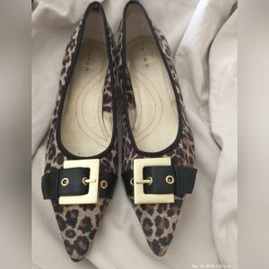 TAHARI LEOPARD PRINT PUMPS